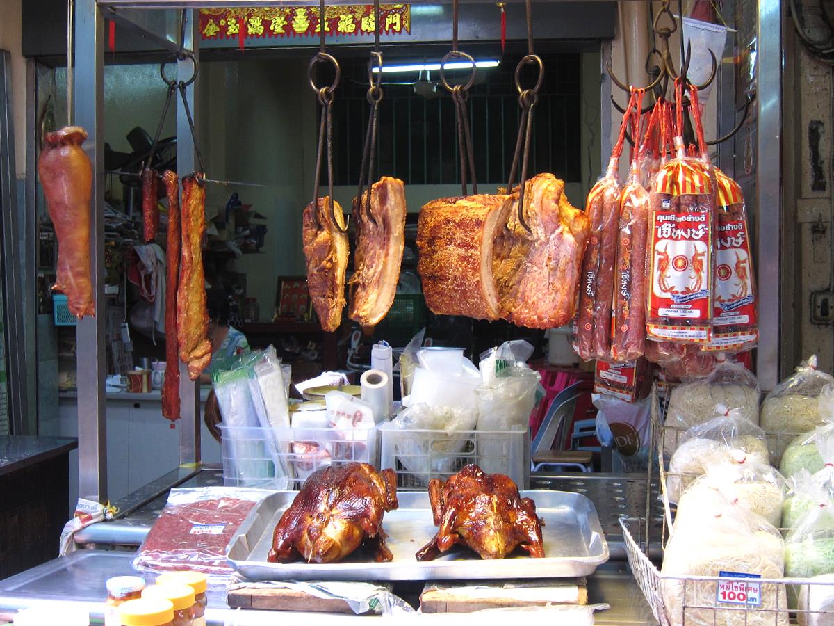 Gegrillter Schweinebauch und Ente an einem Streetfood-Stand in Chinatown Bangkok