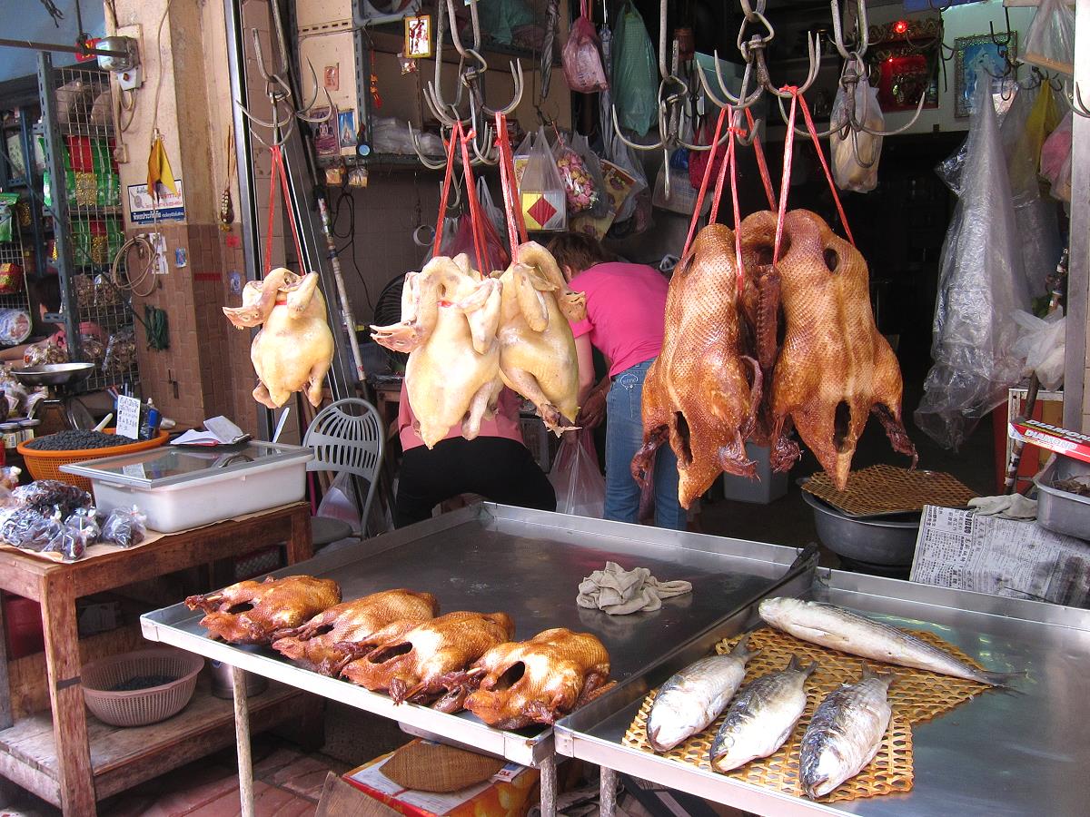 Streetfood-Stand mit gegrillten Enten in Chinatown Bangkok