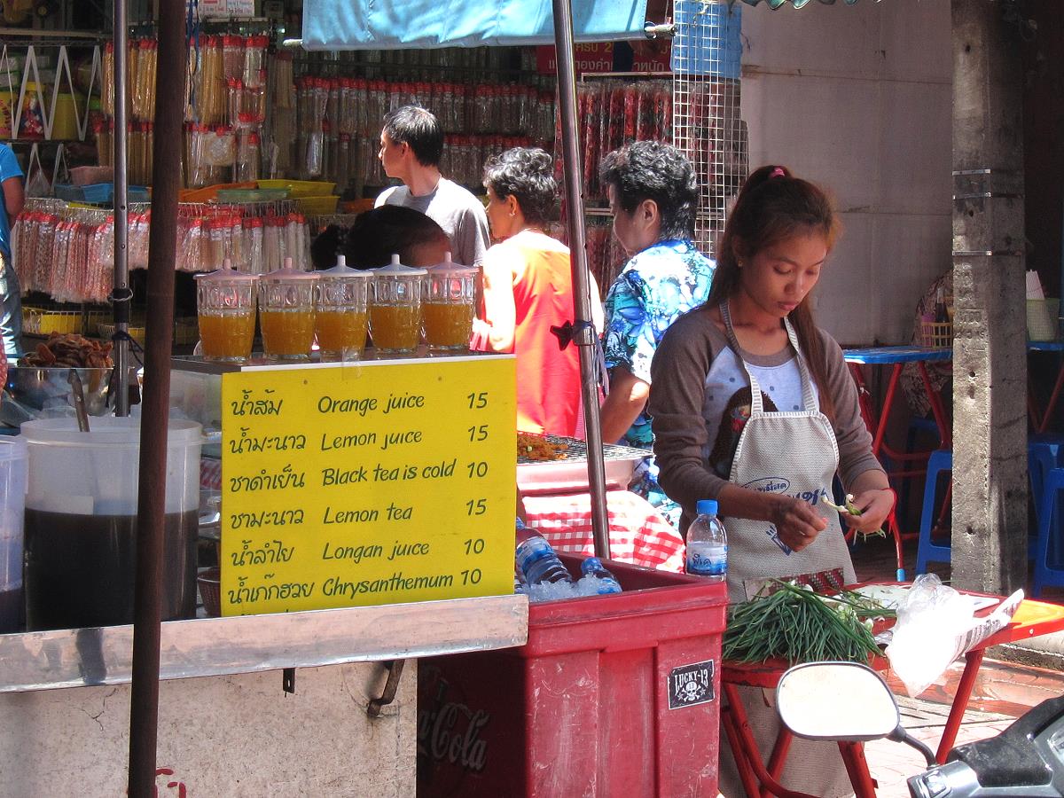 Getränkestand mit frisch gepressten Säften in Chinatown Bangkok