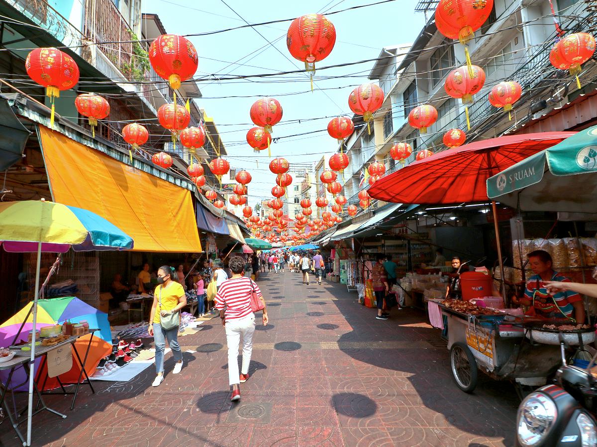 Chinatown Bangkok am frühen Morgen mit leeren Straßen
