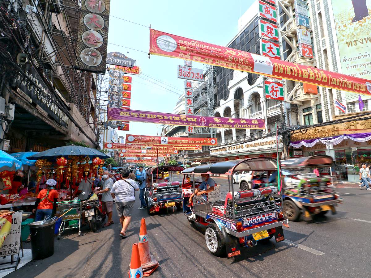 Yaowarat Road Chinatown Bangkok mit Verkehr und Menschen
