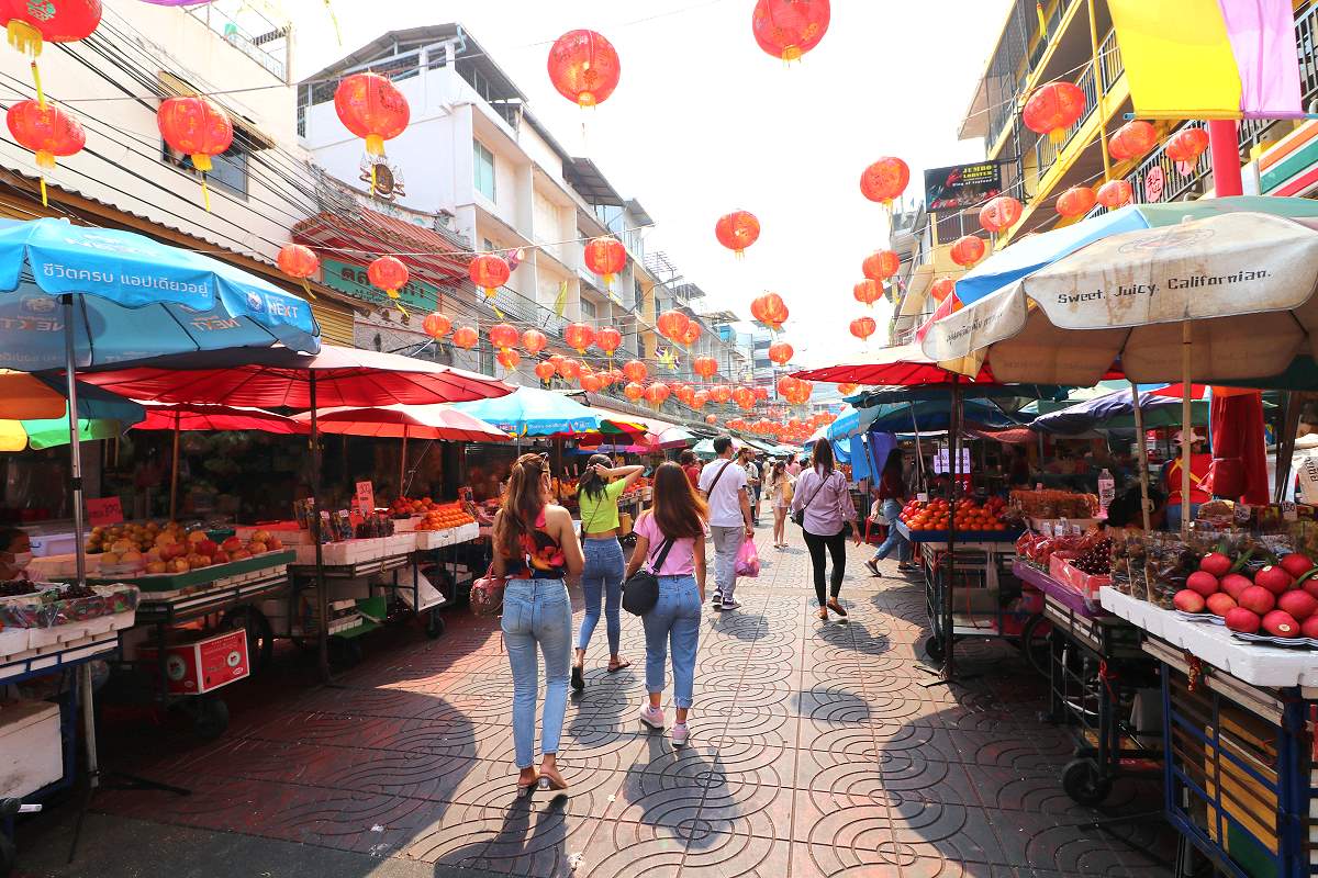 Seitenstraße in Chinatown Bangkok mit Verkaufsständen und Straßenhändlern