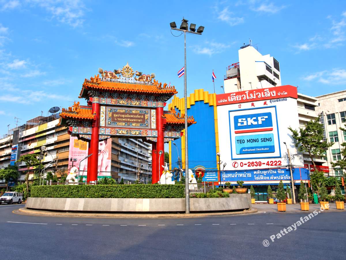 Chinatown Gate am Odeon Circle in Bangkok mit rotem Torbogen