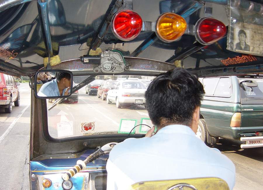 Fahrt mit einem Tuk-Tuk durch den lebhaften Stadtverkehr von Bangkok