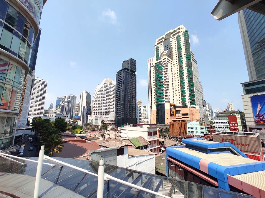 Hotels und BTS-Skytrain entlang der Sukhumvit Road in Bangkok