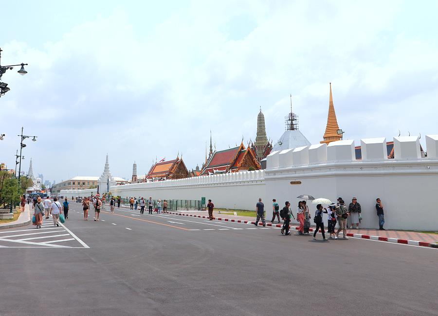 Außenmauer des Königspalasts Bangkok an der Na Phra Lan Road
