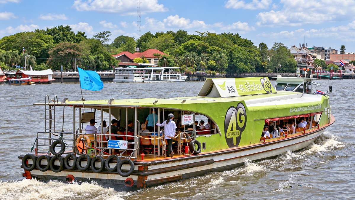 Chao Phraya Tourist Boat mit Fahrg&auml;sten auf dem Fluss in Bangkok