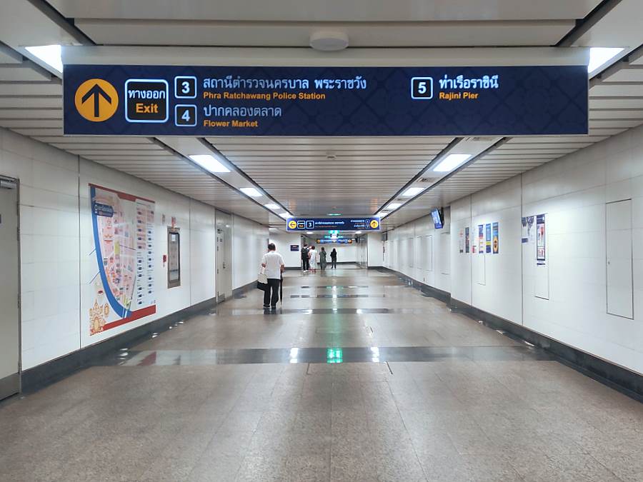Wegweiser zum Blumenmarkt in der MRT-Station Sanam Chai in Bangkok