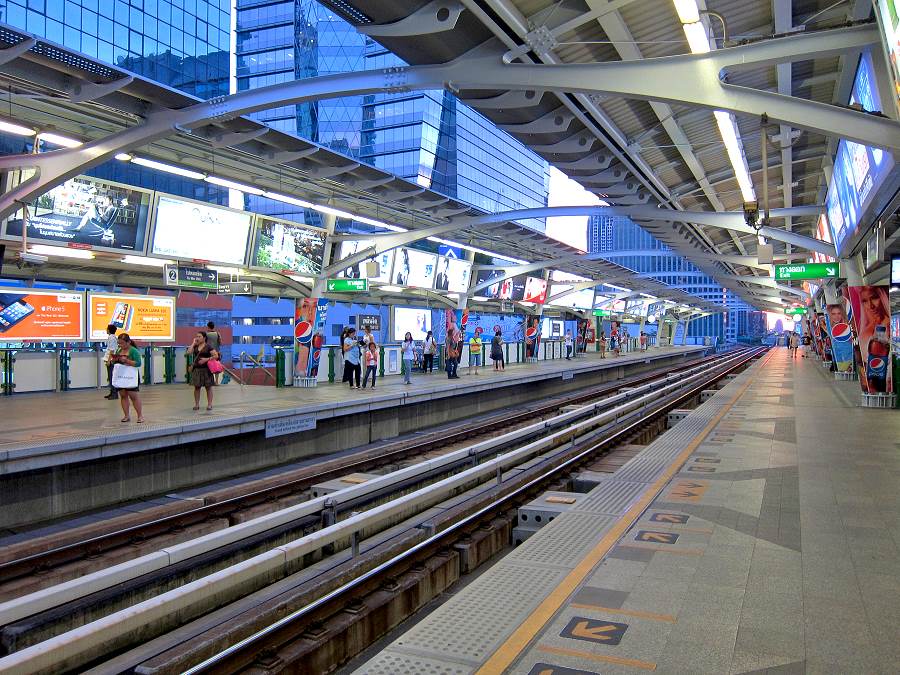 Bahnsteig einer BTS-Station in Bangkok