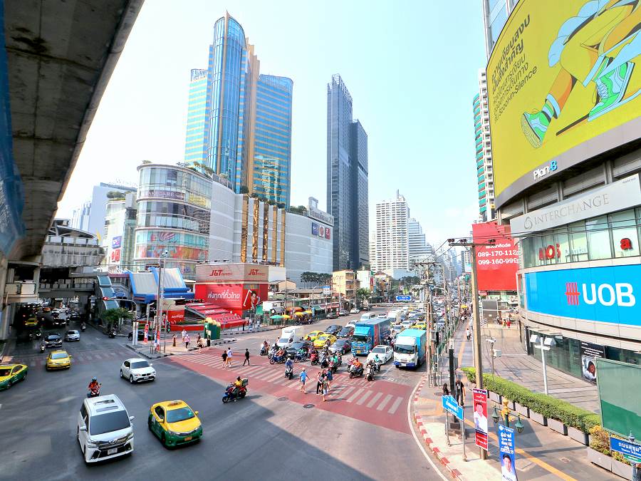 Blick von einer BTS-Station auf den Straßenverkehr in Bangkok