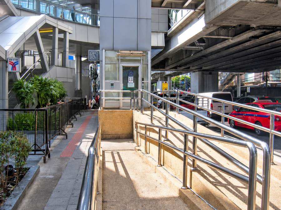 Barrierefreier Zugang mit Aufzug zu einer BTS-Station in Bangkok