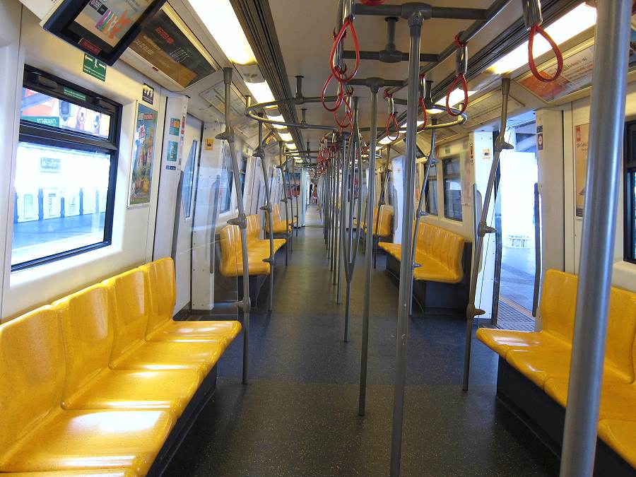 Innenraum eines BTS-Skytrain-Zuges in Bangkok