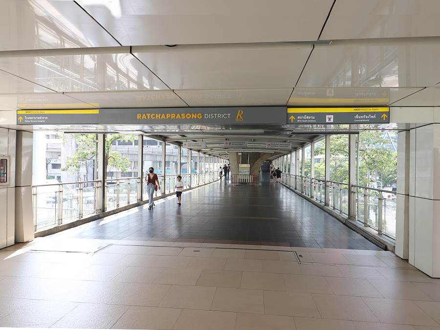 Erhöhter Fußweg an einer BTS-Station im Zentrum von Bangkok