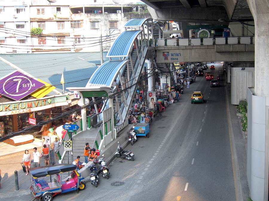 BTS-Skytrain an der Station Nana in Bangkok