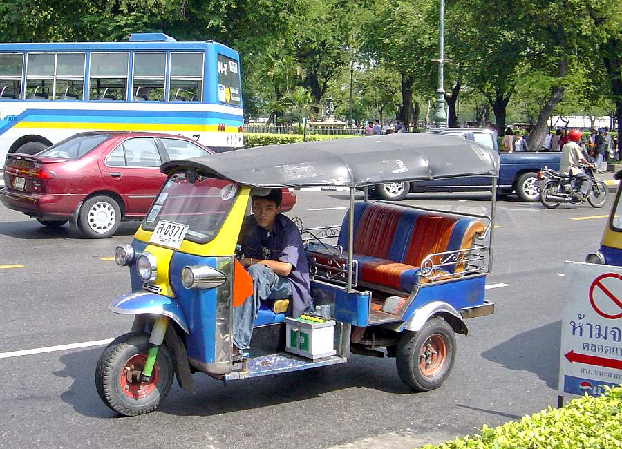 Tuk-Tuk-Fahrer in Bangkok auf der Suche nach Fahrgästen – typisches Bild von Bangkok's Straßenverkehr