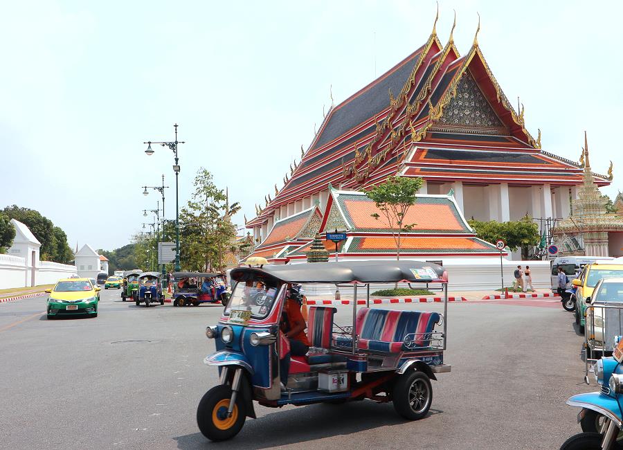 Tuk-Tuk-Fahrer vor dem Königspalast Bangkok