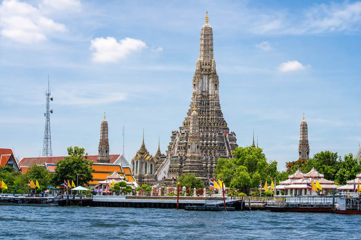 Wat Arun am Ufer des Chao Phraya in Bangkok