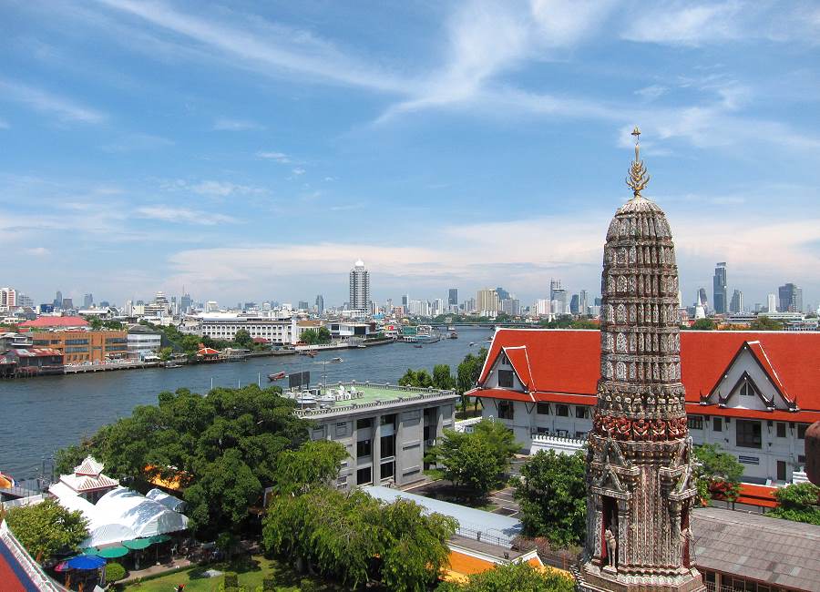 Blick vom Wat Arun auf den Chao Phraya in Bangkok