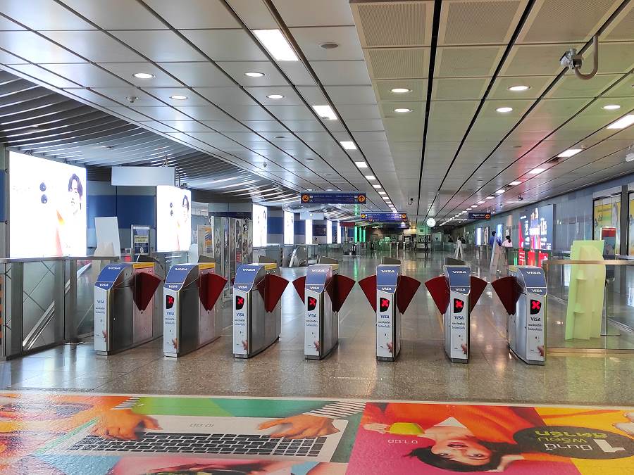 Zugangsschranken mit kontaktloser Kartenzahlung in einer MRT-Station in Bangkok