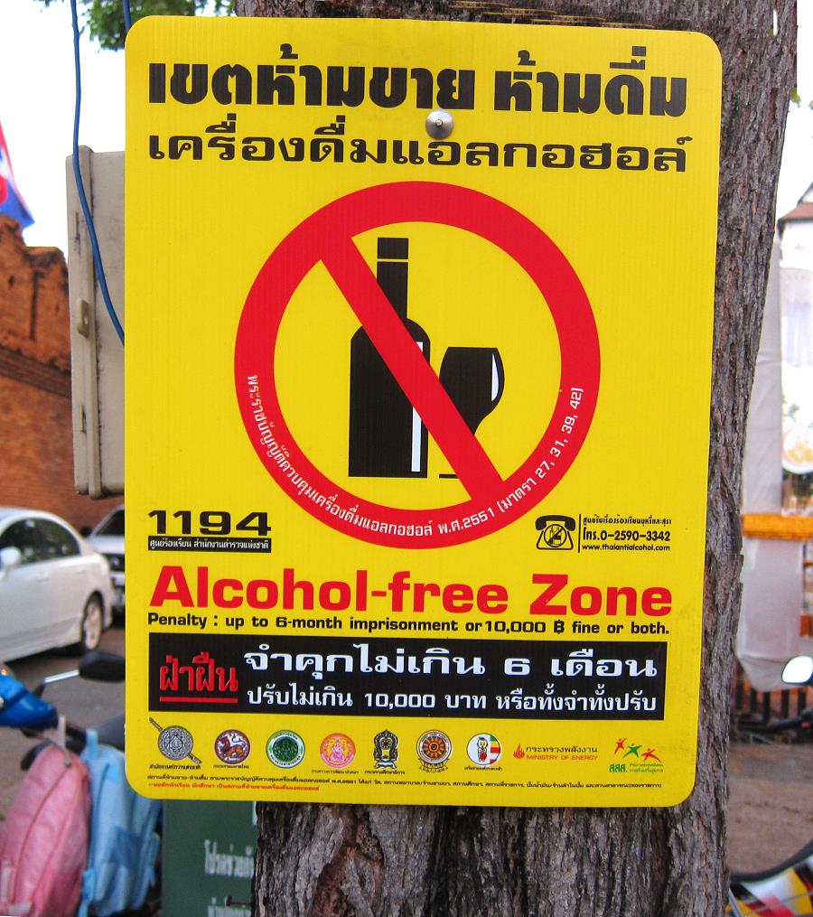 Hinweisschild alkoholfreie Zone Tha Phae Gate Chiang Mai