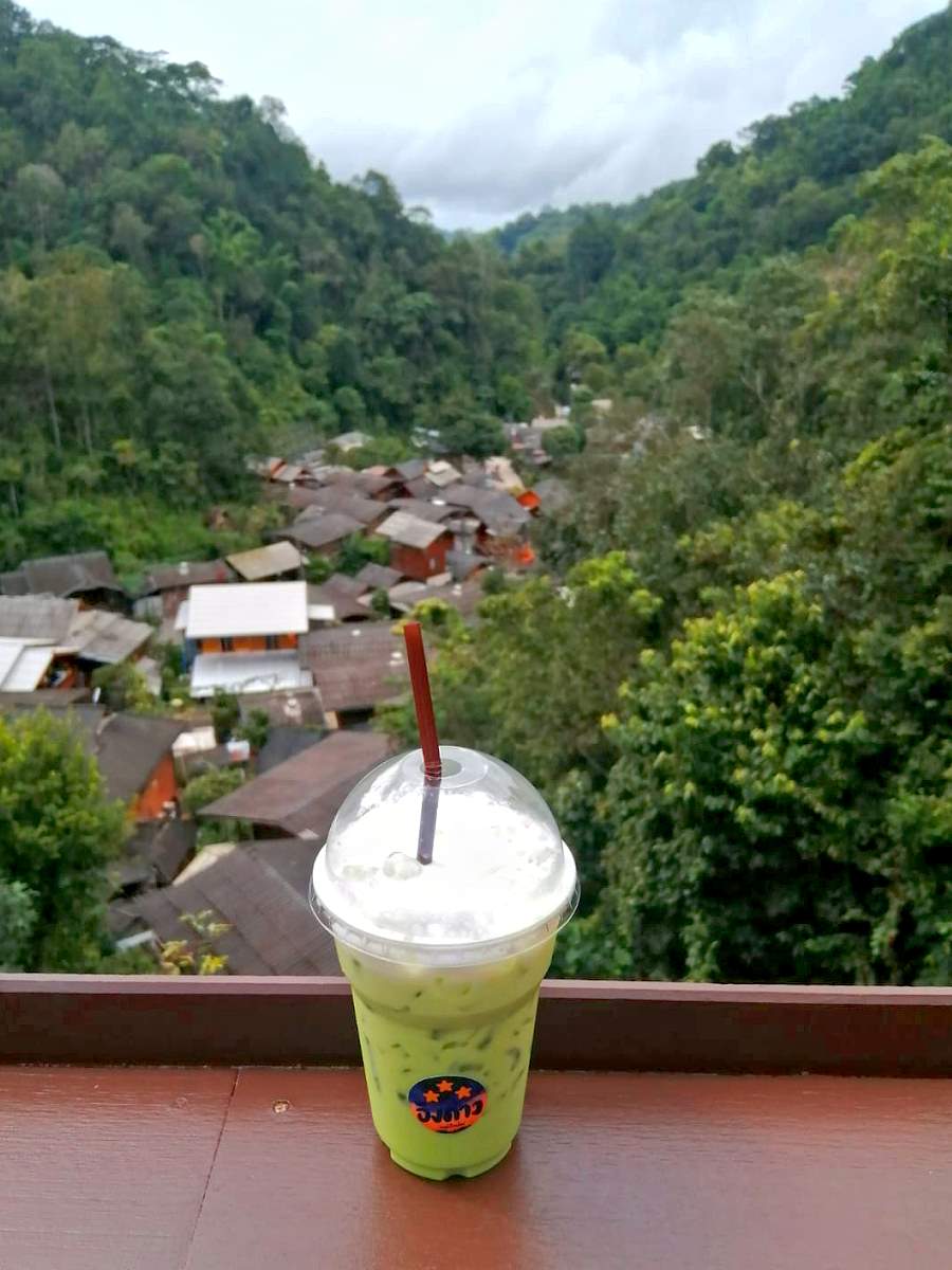 Aussicht über Mae Kampong Village bei einer Kaffeepause