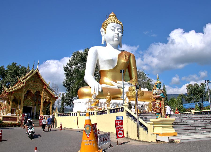 Große Buddha-Statue am Wat Phra That Doi Kham