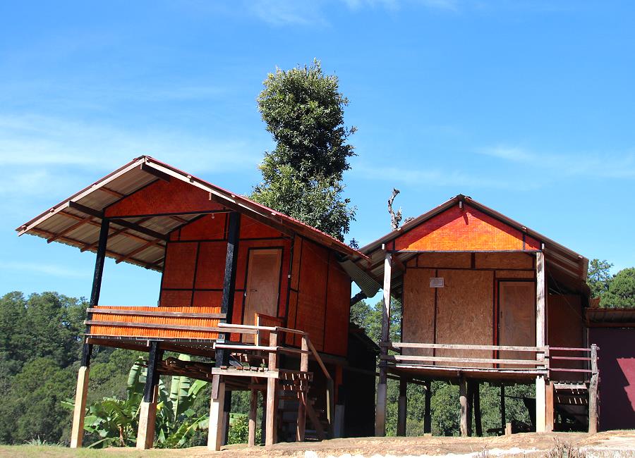 Einfache Unterkünfte im Bergdorf am Doi Luang Chiang Dao Viewpoint