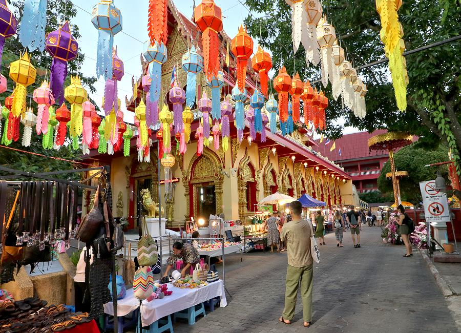 Tempelkulisse am Sonntags-Nachtmarkt Chiang Mai bei Abendstimmung