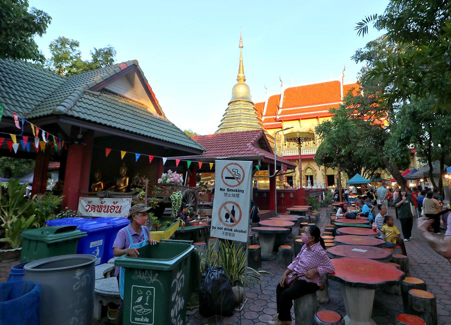 Essensstände im Tempelhof entlang der Ratchadamnoen Road in Chiang Mai
