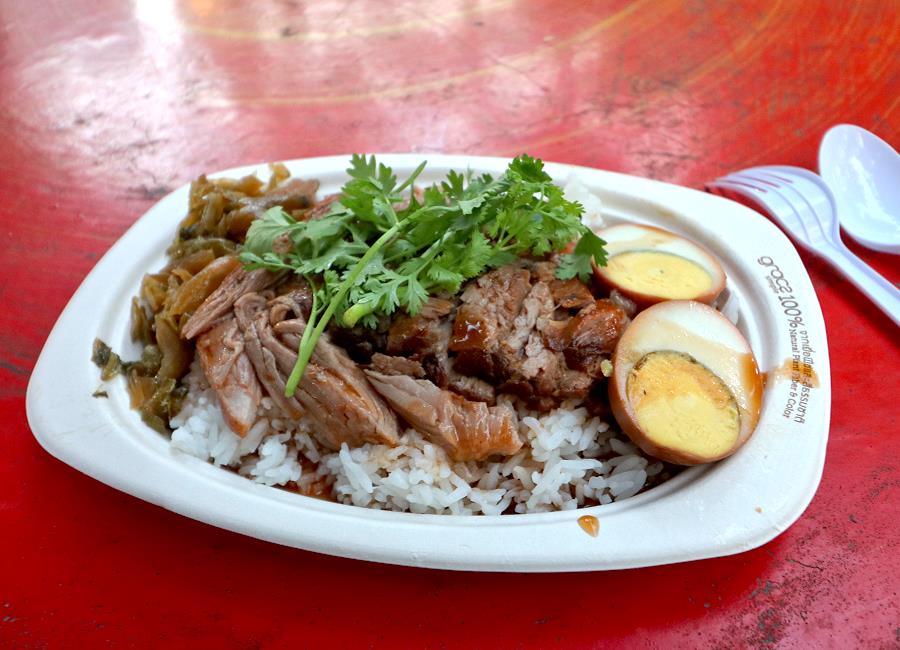Thaifood im Tempelhof entlang der Ratchadamnoen Road beim Sonntags-Nachtmarkt Chiang Mai