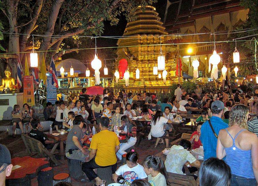 Besucher sitzen in Food-Zonen des Tempelhofs beim Sonntags-Nachtmarkt Chiang Mai