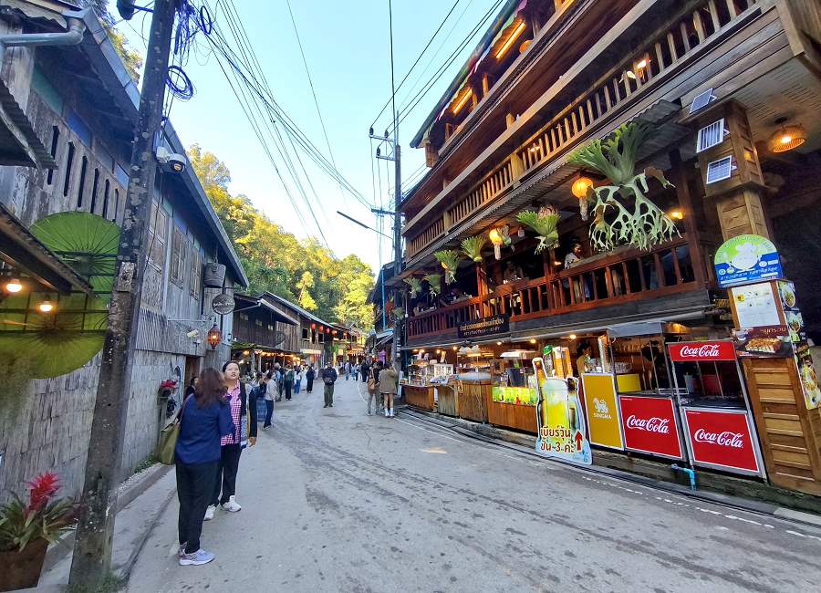 Restaurants entlang der Straße in Mae Kampong Village