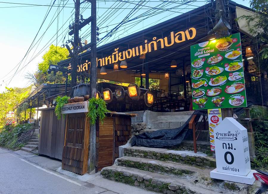 Preistafel in einem Restaurant in Mae Kampong Village