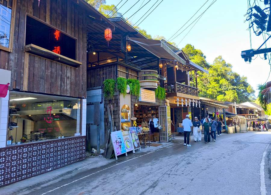 Kleine Straßenrestaurants und Cafés in Mae Kampong Village