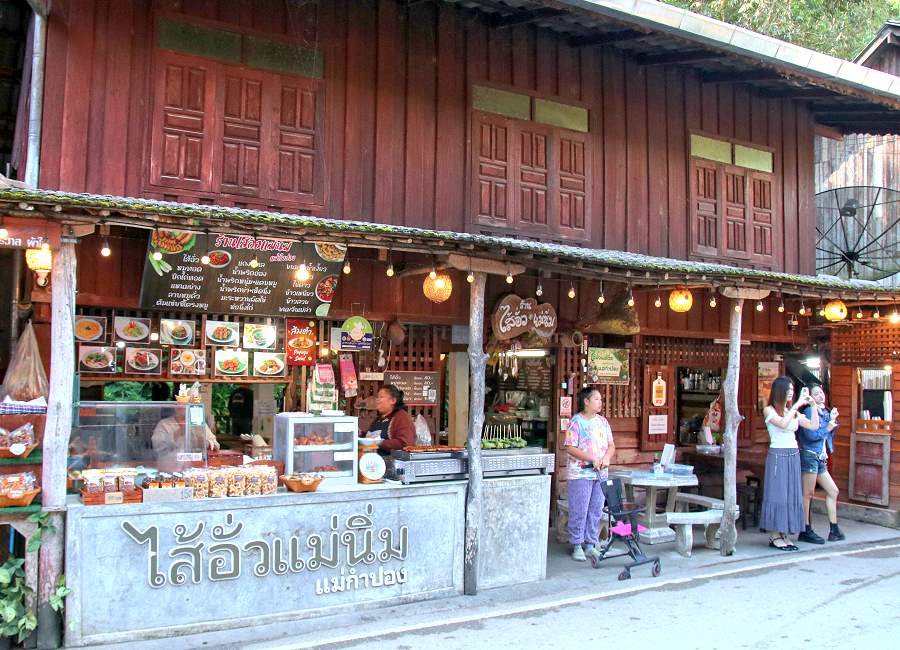 Einfaches Thai-Restaurant in Mae Kampong Village