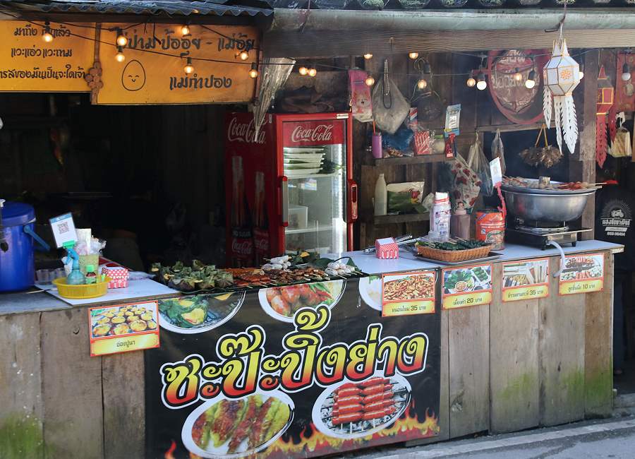 Streetfood-Stand mit günstigen Snacks in Mae Kampong Village