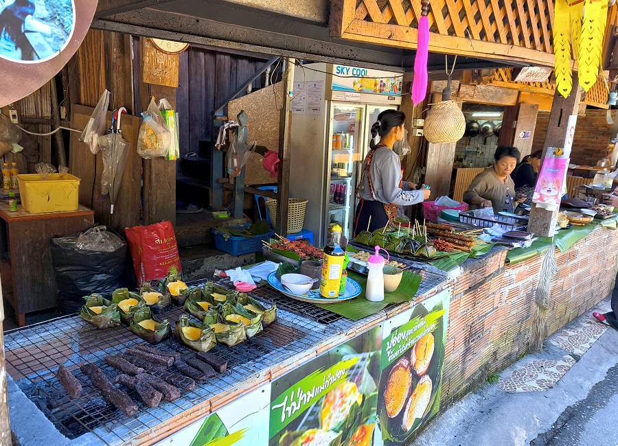 Streetfood-Angebot mit lokalen Speisen in Mae Kampong Village