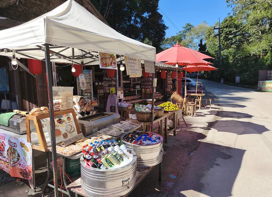 Verkaufsstand am Ortseingang von Mae Kampong Village