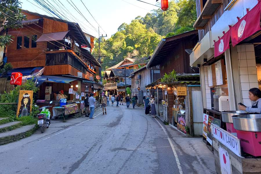 Blick auf Mae Kampong Village, ein Bergdorf nahe Chiang Mai