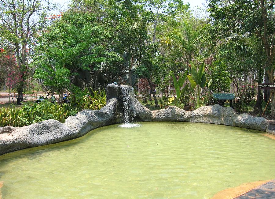 Mineralbad in den heißen Quellen von San Kamphaeng