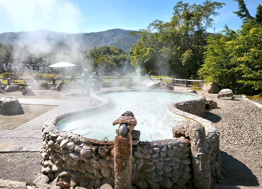 Dampfendes Wasser San Kamphaeng Hot Springs