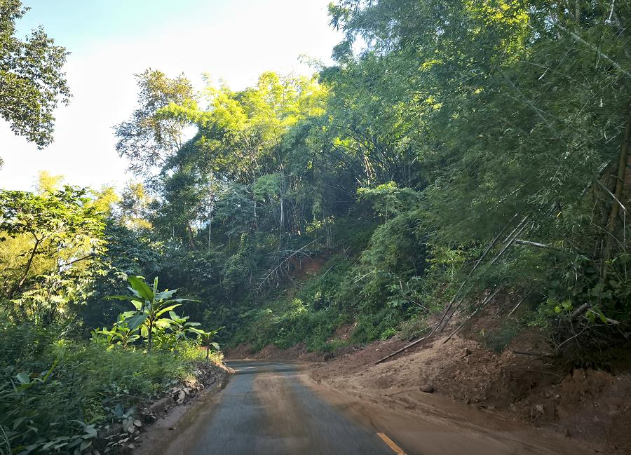 Erdrutsch an der Straße 3024 bei Chiang Dao