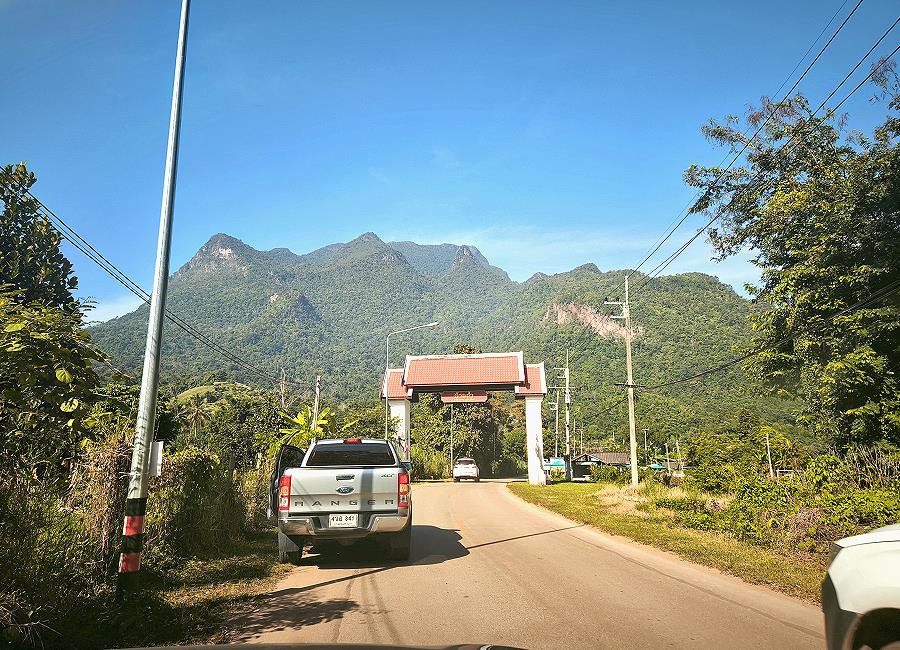 Straße 3024 mit Blick auf den Doi Luang Chiang Dao