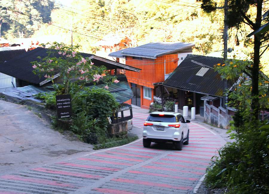 Steile Straße in Mae Kampong Village in der Provinz Chiang Mai