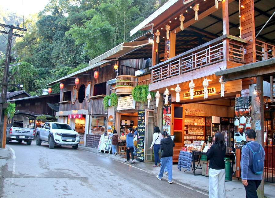 Schmale Ortsdurchfahrt in Mae Kampong Village mit Gegenverkehr