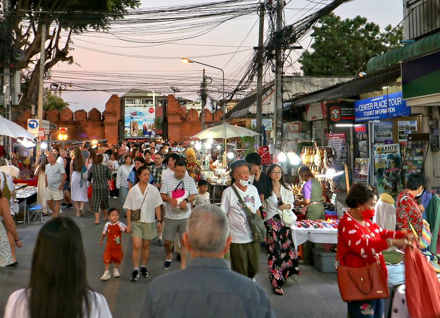 Start des Sunday Night Market Chiang Mai am Tha Phae Gate