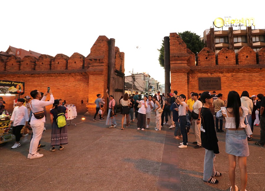 Sonnenuntergang am Tha Phae Gate in Chiang Mai
