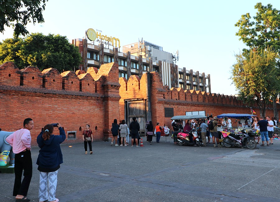 Abendliche Szene am Tha Phae Gate Chiang Mai