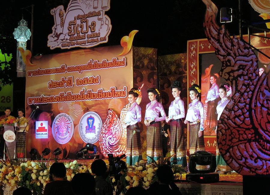 Misswahl beim Loy Krathong Festival am Tha Phae Gate Chiang Mai