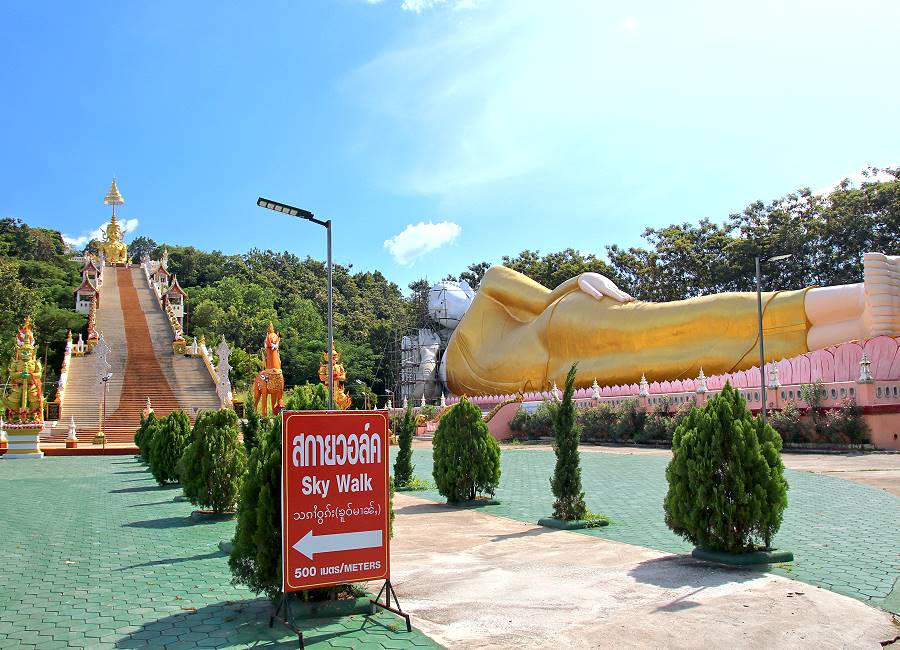 Liegender Buddha am Wat Phra That Doi Saket bei Chiang Mai